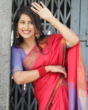 Priya Hegde Instagram - Saree is a pure happiness ❤️ 

Make up @ramustephen 
Hair @makeover_by_divya_k_murthy 

#sixyardsofelegance #sareelove #priyahegde❤️ #loveforred❤️ #shootmode #newbeginjng #rawpics #startcamera #rolling #action #astejeevna #happysoul