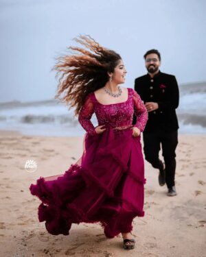 Priya Jerson Instagram - உன்னால உலகம் அழகாச்சு🌍❤️
📸 : @pixie_paparazzo_wedding
👗 : @remyashais_ @chamalien_ 
💄 : @jeenamakeupartist