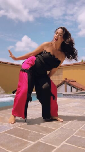 Priyanka Karki Instagram - Had some free time in between shots here in Chitwan on the set of ROADIES so thought I’d give this dance routine a shot ♥️
Thank you for the lovely hospitality @munalandmayurresort 🌟