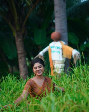 Priyankha Masthani Instagram - தோற்றுதான் போகிறது என் கோபங்கள் உன் அன்பிற்கு முன்னால்🤍

Thanka for This pretty saree @mookambikasarees_salem 

Pc:- @ajay_clickers___photography_ 

Makeover:- @thanushiya_bridal_studio