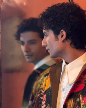 Priyanshu Painyuli Instagram - Nazar ke saath Badalti rahengi saansein..
Miltey rahenge kahi aur.. karenge doosri baatein. 

In love with this track @anandbhaskarcollective Yeh kya gaana bana diya 🤗❤️🔥 sun ke poetry karne ka mann karta hain 😁 

Jacket- @tilbyav
Shirt- @acidmoonsstudio
Styled by- @dipteeagarwal
Styled with- @niyatiij @forummmmm 
Hair - @tarungohel91 
Make up - @prashant.jhadav 
Managed by - @anandd___menon