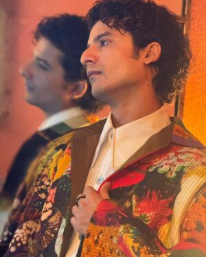 Priyanshu Painyuli Instagram - Nazar ke saath Badalti rahengi saansein..
Miltey rahenge kahi aur.. karenge doosri baatein. 

In love with this track @anandbhaskarcollective Yeh kya gaana bana diya 🤗❤️🔥 sun ke poetry karne ka mann karta hain 😁 

Jacket- @tilbyav
Shirt- @acidmoonsstudio
Styled by- @dipteeagarwal
Styled with- @niyatiij @forummmmm 
Hair - @tarungohel91 
Make up - @prashant.jhadav 
Managed by - @anandd___menon