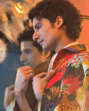 Priyanshu Painyuli Instagram - Nazar ke saath Badalti rahengi saansein..
Miltey rahenge kahi aur.. karenge doosri baatein. 

In love with this track @anandbhaskarcollective Yeh kya gaana bana diya 🤗❤️🔥 sun ke poetry karne ka mann karta hain 😁 

Jacket- @tilbyav
Shirt- @acidmoonsstudio
Styled by- @dipteeagarwal
Styled with- @niyatiij @forummmmm 
Hair - @tarungohel91 
Make up - @prashant.jhadav 
Managed by - @anandd___menon