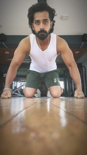 Pruthvi Ambaar Instagram - No secrete ! Guess my age by the knuckle push ups😉 
  The best gift I gave myself this birthday is discipline. Thank everyone for the wishes, means a lot to me ❤️
#pruthviambaar #sandalwood #birthdayboy