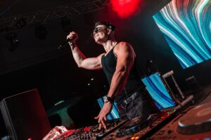 Pumped Gabo Instagram - Sziasztok, 2 hete beköltöztem egy realitybe, itt megy most a fless, hiányoztok nagyon!💔 Nyárzáró bulikra érkezem!