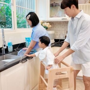 Puttichai Kasetsin Instagram - เรื่องงานบ้านเพื่อลูกไว้ใจแม่ได้ 😁 งานละเอียด

นี่เลยผลิตภัณฑ์ล้างจาน ดีนี่ โปรคลีน 

บ้านเราเลือกที่สะอาด ปลอดภัย ทำความสะอาด และขจัดคราบและกลิ่นคาวอาหารได้ อย่างดีนี่ที่เป็นสูตรออแกนิค อ่อนโยน มีผลทดสอบ Hypoallergenic มีกลิ่นที่หอมแบบสะอาด ให้เลือกทั้งแบบขวดและแบบเติม

☑️ กลิ่นส้มและใบชามาตราฐาน ฟู้ดเกรด ไม่มีสารอันตราย มั่นใจว่าปลอดภัย แถมมี PH Balance ช่วยถนอมมือแม่ๆด้วยน้า ใช้ได้สำหรับทุกคนในบ้านเลยคร้าบ

#ดีนี่ #DneeThailand #DneeOrganic @dneethailand