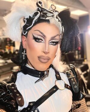 Pythia Instagram - Hide your Dalmatians 🐾🦴 Backstage selfie from Greek Night in Toronto at @drinkatthedrink last week! 

Hair by @callherperla