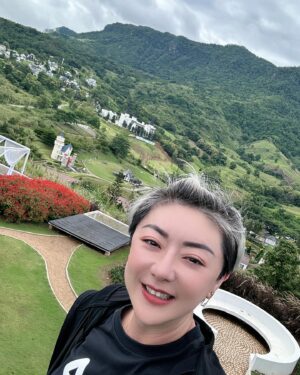 Quan Yi Fong Instagram - 年轻的时候想要旅行，但是没钱
长大了以后喜欢旅行，可是没闲
在多年以后可以旅行，已经没人。

这次能够和三五好友结伴出行，看到城堡，旋转木马，看到可爱的泡泡茶，看到高耸入云的山峦，云海之间的森林，都可以让我们兴奋不已，虽然大家年纪都大了，但是初心不改，那种兴奋，那种精力，每天都能发自内心的开怀大笑，那份最纯粹的快乐突然心中有一份感动……
年龄不是障碍，他只是一个数字，我们都不年轻了，早年大家在演艺圈什么大千世界没看过？ 什么海市蜃楼没见过？
放下了工作，回归到最原本的模样
原来初心不变……