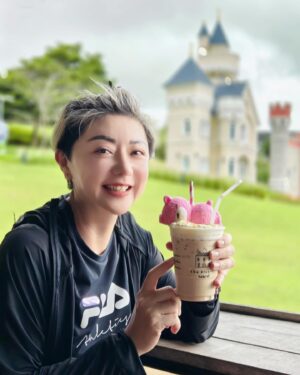 Quan Yi Fong Instagram - 年轻的时候想要旅行，但是没钱
长大了以后喜欢旅行，可是没闲
在多年以后可以旅行，已经没人。

这次能够和三五好友结伴出行，看到城堡，旋转木马，看到可爱的泡泡茶，看到高耸入云的山峦，云海之间的森林，都可以让我们兴奋不已，虽然大家年纪都大了，但是初心不改，那种兴奋，那种精力，每天都能发自内心的开怀大笑，那份最纯粹的快乐突然心中有一份感动……
年龄不是障碍，他只是一个数字，我们都不年轻了，早年大家在演艺圈什么大千世界没看过？ 什么海市蜃楼没见过？
放下了工作，回归到最原本的模样
原来初心不变……
