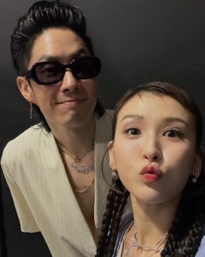 Queen Wei Instagram - — GQ Style Fest 2024 —

我手機裡僅有的幾張珍貴合照（哈）。

-

感謝邀請，感謝我們有GQ Style Fest，
每一年可以參與這樣關於潮流關於音樂關於流行的活動，
真的非常幸福！

辛苦了所有的工作人員，
所有完成這場活動的大家都值得無數個Respect！

-

今年更感動的事情還有，
越來越多人穿著RETEM03的服裝來參加活動，
不管是不是衝著我來的都好，
反正你們穿著來就是給我給RETEM03最無敵的肯定。

努力是會上癮的，
尤其是被越來越多人真心的肯定和喜歡，
謝謝你們不斷的選擇我們。

-

已經在期待明年了。

／

#GQStyleFest2024 #GQ潮流文化祭 
#林先林太 #retem03 
#我錯過那天的太陽