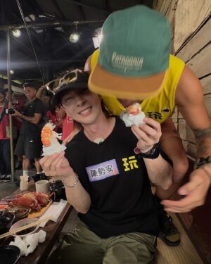 Queen Wei Instagram - 第二次的玩很大，就玩到日本！

-

已經太快樂了，
每天笑笑笑，所有的累累累都被療癒了。
謝謝玩很大的邀請，我又交了一些朋友！

超期待播出！

-

謝謝玩很大，
謝謝這次的夥伴們！♥️🖤💛

／

#綜藝玩很大 #日本鳥羽 #名古屋 
#走心的旅程
#下次要玩到哪裡去呢
