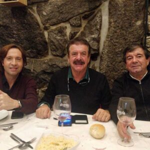 Quim Barreiros Instagram - Aos 73 ainda se tem rigidez! 💪 Muita saúde, boa comida e grandes amigos: tudo o que se precisa! Muito obrigado pelas mensagens de aniversário que me têm enviado! ❤ Um grande abraço!
