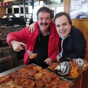Quim Barreiros Instagram - Aos 73 ainda se tem rigidez! 💪 Muita saúde, boa comida e grandes amigos: tudo o que se precisa! Muito obrigado pelas mensagens de aniversário que me têm enviado! ❤ Um grande abraço!
