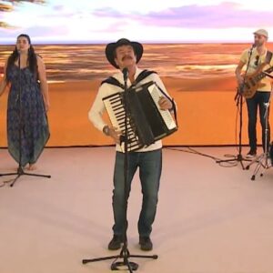 Quim Barreiros Instagram - Bacalhau em Cabo Verde, além de salgado é PICANTE! 🌶️ 

Oiçam este pimba com ginga no novo álbum "Ao Ritmo de Cabo Verde.
Não percam este prato! 

Link na bio, para a malta ouvir!
