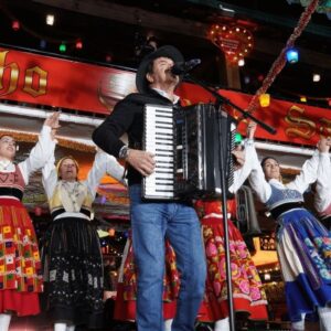 Quim Barreiros Instagram - É de coração emocionado que agradeço à família Cunha e à Fundação Santoinho pela homenagem na nova Praça das Concertinas. Por tudo que fizeram por mim e, mais importante ainda, por manterem vivos o folclore e valores minhotos, um grande OBRIGADO.