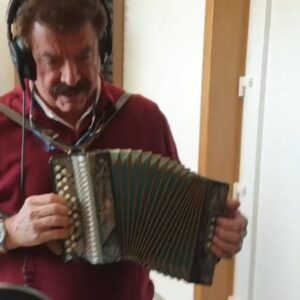 Quim Barreiros Instagram - Estamos sempre a aprender! 😁 O que acham que vai sair daqui malta? 😉 #TioQuim #QuimBarreiros #album #Portugal