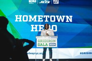 Quincy Williams Instagram - Last night I had the opportunity to represent something more than myself. I was fortunate enough to be recognized as the Jets’ recipient of the United Way of New York’s Hometown Hero award at the 2024 Gridiron Gala. I accepted this award on behalf of those that inspire me every day…my family, my teammates and most importantly my mother.   

@unitedwaynyc #gridirongala @nyjets 

📸: @sarahsnyderphoto