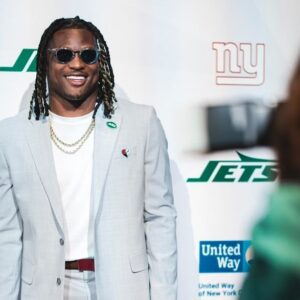 Quincy Williams Instagram - Last night I had the opportunity to represent something more than myself. I was fortunate enough to be recognized as the Jets’ recipient of the United Way of New York’s Hometown Hero award at the 2024 Gridiron Gala. I accepted this award on behalf of those that inspire me every day…my family, my teammates and most importantly my mother.   

@unitedwaynyc #gridirongala @nyjets 

📸: @sarahsnyderphoto