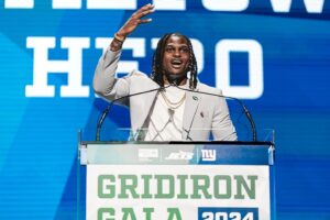 Quincy Williams Instagram - Last night I had the opportunity to represent something more than myself. I was fortunate enough to be recognized as the Jets’ recipient of the United Way of New York’s Hometown Hero award at the 2024 Gridiron Gala. I accepted this award on behalf of those that inspire me every day…my family, my teammates and most importantly my mother.   

@unitedwaynyc #gridirongala @nyjets 

📸: @sarahsnyderphoto