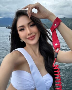Quỳnh Hoa Bùi Instagram - Lướt trên mặt nước em như cơn sóng 🌊 swimsuits by @xita_official