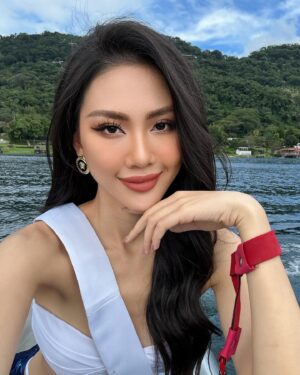 Quỳnh Hoa Bùi Instagram - Lướt trên mặt nước em như cơn sóng 🌊 swimsuits by @xita_official