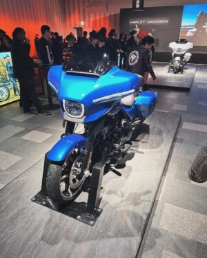 RED RICE Instagram - 今日はハーレーダビッドソンのストリートグライドとロードグライドの2024新型車のローンチパーティ行ってきました😎🔥
ハーレーダビッドソンジャパンの野田社長にいろいろお話し聞いてきたよ👍
めっちゃいい人でした😍
新型のロードグライドありえないくらいカッコいい‼️
特にこのシャークスキンブルーヤバイ‼️
免許取りたての時くらいバイク欲しくなってます🤣
ワクワクして寝れなそう😭
みんなチェックしてみてね
#ハーレーダビッドソン
#harleydavidson 
#roadglide 
#streetglide 
#harleydavidson_worldwide 
#harleydavidsonjapan