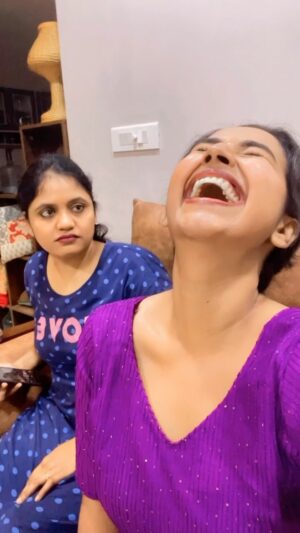 RJ Ananthi Instagram - And missed call ey was from Ammani only @rj_priyankaa 😂😂