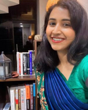 RJ Ananthi Instagram - After some “Naduvar Avargale” 😉
#speaker #pattimandram #zeetamil