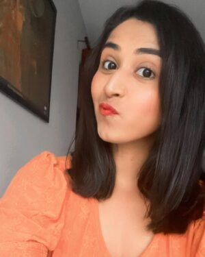 RJ Ananthi Instagram - When the movie shoot is wrapped & it’s finally time for a longgggg pending haircut 💇‍♀️

#NOVP #wrapped