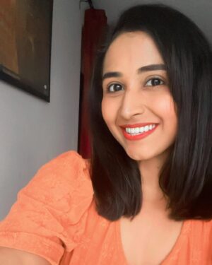 RJ Ananthi Instagram - When the movie shoot is wrapped & it’s finally time for a longgggg pending haircut 💇‍♀️

#NOVP #wrapped