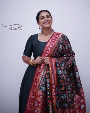 RJ Ananthi Instagram - On a Pattimandram spree! 

Styled by @shivani_mohanakrishnan 
👗 @tamarachennai 
MUAH @keetzmakeover 
📸 @afsarphotography_ 

#behindwoods #pongal #speaker  #தமிழ்