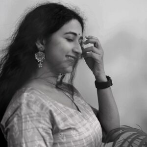 RJ Ananthi Instagram - In the realm of thoughts 💭 

Styled by @shivani_mohanakrishnan 
👗 @tamarachennai 
👱‍♀️ @duskypalette_by_abi