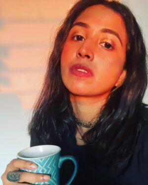 RJ Ananthi Instagram - I’m here between the sunsets I watched & the ones I’m yet to watch☀️