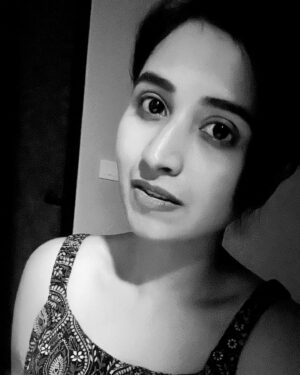 RJ Ananthi Instagram - Pausing between convos for some posing 🐼