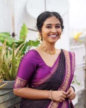 RJ Ananthi Instagram - Pongal Ritual Done ✅ 
Grateful to be a part of Ayya Pappiah’s பட்டிமன்றம்! 
10 AM on @suntv 
It’s just a beginning. Pls watch and let me know your comments :) 
பொங்கல் வாழ்த்துக்கள் 🌾

Saree from @izhai_thestore 
Jewellery @shopanicha 
Styled by @shivani_mohanakrishnan 
Make Up by @amver_glam 
Saree Draping & Hair-do by @duskypalette_by_abi 

#rjananthi #pattimandram #tamil