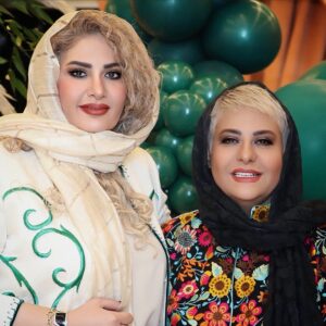 Rabeh Oskouie Instagram - .
دو سال پیش که اوایل آشناییمون بود یک اتفاق عجیبی افتاد ، من اومدم مطب و تو رنگ صورت من رو دیدی گفتی رابی 🤨تو یک چیزیت هست و همون موقع من رو فرستادی طبقه بالا . 
آزمایشگاه از من خون گرفتن و دیدیم که هموگلوبین خونم به حدی پایینه که باید همون موقع بستری بشم با بیمارستان هماهنگ کردی و من رو بستری کردن ، گفتن اگر یک ذره دیرتر متوجه شده بودین معلوم نیست چه اتفاقی براتون می افتاد،
این اتفاق باعث رفاقت ما شد .
من برای کارهای زیبایی پیش تو اومده بودم ولی تو جون من رو نجات دادی و من همیشه قدردان  محبت تو هستم.
🌺🌺🌺
خیلی از دوستانم از من می پرسن دکتر زیباییت کیه؟!چرا با وجود این کاهش وزن محسوس و به خاطر عملی که انجام دادی (که اون هم جداگانه توضیح میدم )انقدر طبیعی تغییر کردی !!!
دلارام عزیزم تو نه تنها دکتر زیبایی من بلکه یار و رفیق روزهای خوشی و ناخوشی من هستی .
به خاطر تمام محبت های بی دریغت سپاسگزارم.

@dr_iranchi ❤️

#زیبایی #سلامتی #دکتر_ایرانچی #رابعه #رابعه_اسکویی #بازیگران #دکترمحمدتقی_رضایی 
#rabe #rabeh_oskouie