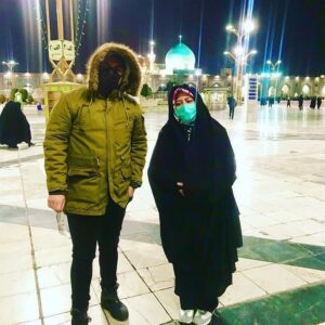 Rabeh Oskouie Instagram - .
.
هر کسی  حدس زد که این آقای بازیگری که کنار من ایستاده چه کسی هست 
جایزه دارد......
#سریال_نوروز_رنگی 
#سال۱۴۰۰ 
#رابعه_اسکویی 
#rabeh_oskouie