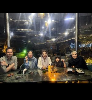 Rabeh Oskouie Instagram - .
زندگی ، گرمی دل های به هم پیوسته ست

تا در آن دوست نباشد همه درها بسته است .... 

فریدون مشیری🌻 

دوستانی دارم بهتر از برگ درخت :
@faghihehsoltani 
@rozitaghaffarii 
@pooya_amini
@dr_iranchi 
و هزاران سپاس از  عزیزانم  که در عکس حضور ندارند ولی محبتشون رو از من دریغ نکردند و
گندم خانم عزیز دل من 🌹

داستان تولد همچنان ادامه دارد ..😂