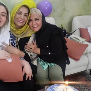Rabeh Oskouie Instagram - سوپرایز خانم رابعه اسکویی برای خانم زهره حمیدی به مناسبت تولدشون .
دوستی های قدیمی خیلی محکم تر  و قوی تر  و بهتر از دوستی های الآن است .
@rabeh_oskouie
.
.
‌.
.
#زهره_حمیدی
#زهره #رابعه_اسکویی #تولدت_مبارک #تولد #بازیگران_زن #بازیگر #بازیگران #سوپرایز #چشن_تولد