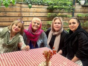 Rabeh Oskouie Instagram - .
بعد از مدت ها با عزیز ترین ها 

🌺🌹🌼🌸
@jahedshirin 
@mehranehmahintorabi_official 
@maryamahmadian 
@khanbashi_restaurant