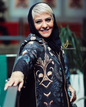 Rabeh Oskouie Instagram - ‎در حاشیه فیلم پرویز خان 
@attapanahi 

‎🌺از دوستان عزیزم که همیشه همراه من بودن بسیار 
‎سپاسگزارم🌺

‎طراح بینظیر لباسم مهنوش عزیزم
@iranzaminmezon 

‎میکاپ آرتیست حرفه ای لی لی عزیزم 
@lilirezaeemakeup 

‎نادیای عزیز من که همیشه در کنار تو لذت بردم🌺
@nadia.nezamdoost 

‎:و خسته نباشید به همه عکاسان خوب و حرفه ای

@raaha_hashemiy 
@shahrzadasheghii 
@aminhashemi.71 

‎و در نهایت با تشکر از علی سلمانزاده عزیز🌺

@ali.salman315 

‎