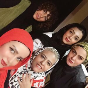 Rabeh Oskouie Instagram - .
ی روز عالی  در کنار  دوستان قدیمی👩‍👩‍👧‍👧
بزودی با کلی هیجان میبینیمتون
🧟‍♂️🧛‍♀️🧟🧛🏻🧟‍♀️🧛‍♀️

#رابعه #رابعه_اسکویی  #بازیگران #بازیگران_زن #سورپرایز #وحشت #ترس #بازی #پارسینما 
#rabeoskooei  #rabee  #actor  #actress