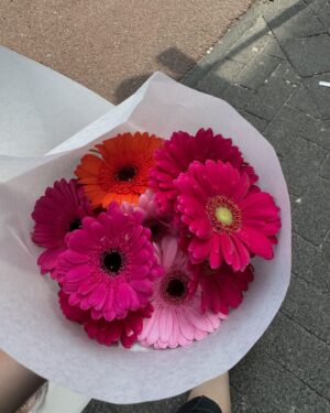 Rachel Amanda Instagram - Doing what Eropah girlies do: buying flowers. Plus beli karena matching sama baju (yaelah?) 🤷🏻‍♀️ #summer