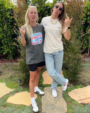 Rachel Ballinger Instagram - ✌️☮️