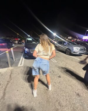 Rachel Ballinger Instagram - Swipe to the end to see me rock a dress 💃