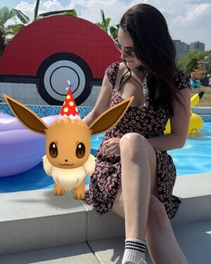 Rachel Brosnahan Instagram - IYKYK 👀

Thank you @nianticlabs   @pokemongoapp for bringing me out to #PokemonGOFest2024! 

#PokemonGOpartner