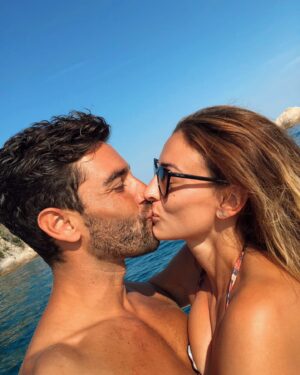 Rachel Legrain-Trapani Instagram - À nos 5 ans d'amour ❤️ Le temps passe vite, je me souviens toujours de ces premiers moments ensemble. On a tout de suite su que c'était une évidence ❤️

Je t'aime ❤️

#love #bonheur #couple #couplegoals