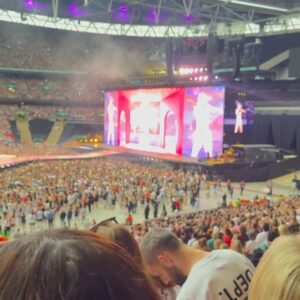 Rachel Stevens Instagram - What a night at the Taylor swift  Era’s tour ✨ I’m officially a Swiftie now🙌🏻Still don’t know what my Era is 🤣but wow. She’s incredible, what a show! The atmosphere was just amazing and we all danced and sung the night away! Thank you so much to @johnlewis @johnlewispr for inviting to me to share such a special night with you all 🙏🏻and for my cute outfit , loved rocking the double denim! Will share and link the details on my stories.xx 

Ad/ Pr experience ✨