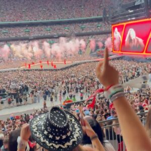 Rachel Stevens Instagram - What a night at the Taylor swift  Era’s tour ✨ I’m officially a Swiftie now🙌🏻Still don’t know what my Era is 🤣but wow. She’s incredible, what a show! The atmosphere was just amazing and we all danced and sung the night away! Thank you so much to @johnlewis @johnlewispr for inviting to me to share such a special night with you all 🙏🏻and for my cute outfit , loved rocking the double denim! Will share and link the details on my stories.xx 

Ad/ Pr experience ✨