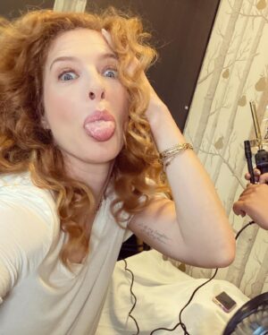 Rachelle Lefevre Instagram - Pic 1: Taking myself very seriously during on set hair touch-ups
Pic 2: That’s not really a peace sign, it stands for “two hours” which is how long even five minutes feels when I have to sit still 🤪